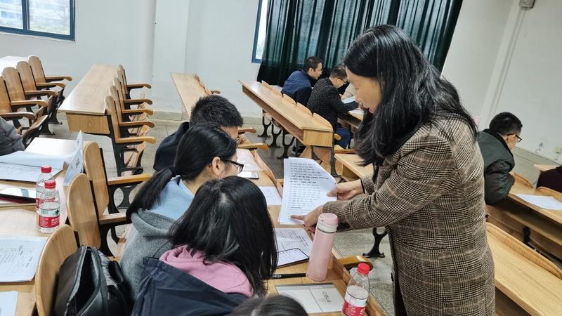 小标题：二战考生面临的困境